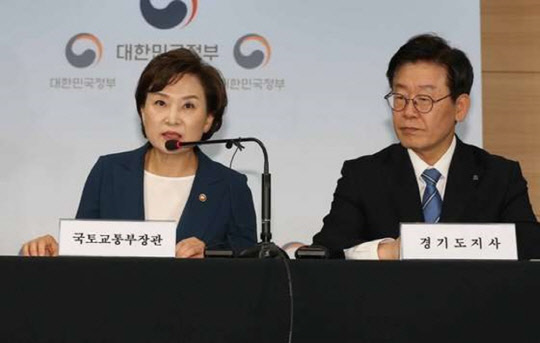 이재명 경기도지사(오른쪽)가 지난 7일 정부서울청사에서 열린 3기 신도시 건설계획 발표 현장에서 김현미 국토부 장관(왼쪽)의 발언을 듣고 있다.<연합뉴스>